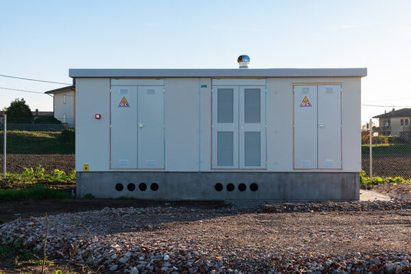 Cabina elettrica prefabbricata MT/BT per potenze fino a 1600 kVA, vista frontale